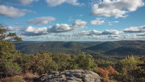 Zeitraffer-Einer-Wunderschönen-Landschaft-Und-Wolken-Auf-Dem-Bärenberg-Im-Herbst