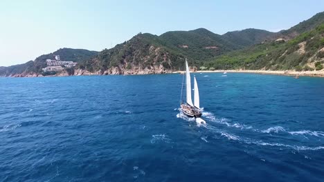 A-sailboat-trhough-the-Costa-Brava