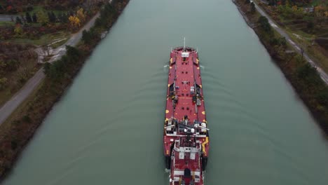 Luftaufnahme-Eines-Containerschiffs,-Das-Im-Fluss-In-Der-Niagara-Region-Fährt