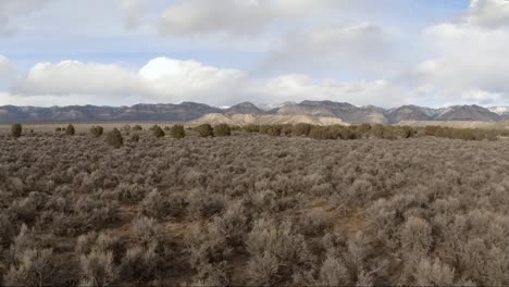 Aerial-Forward-Dolly-Shot-of-Desert-Valley-with-Distant-Mountains-in-Utah