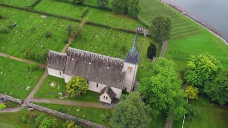 Órbita-Aérea-De-La-Iglesia-De-Ullensvang-Kirkje-En-Un-Pueblo-De-Noruega