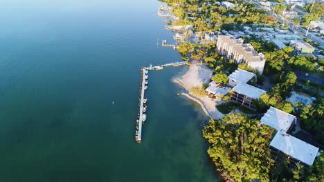 Luftaufnahme-Nach-Unten-über-Dock-Mit-Booten-Im-Resort-In-Islamorada,-Florida-Keys