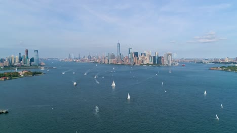 Toma-Aérea-Estática-Del-Horizonte-De-La-Ciudad-De-Nueva-York-Y-El-Río-Hudson-Ocupado-Con-Barcos.