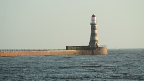 Roker-lighthouse-at-the-end-of-the-pier-on-a-clear-sunny-day