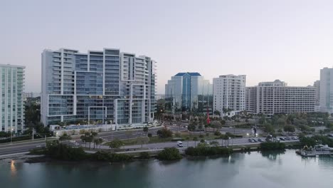 Rückfahrkamera-Aus-Der-Luft-über-Der-Bucht,-Die-Bei-Sonnenaufgang-Die-Innenstadt-Von-Sarasota-Freigibt