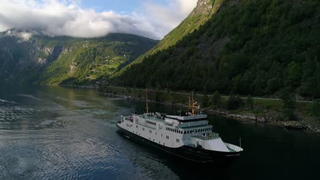 Toma-De-órbita-De-Estribor-Frontal-Del-Ferry-Fjord1-Navegando-Por-El-Fiordo-De-Geiranger-En-Cámara-Lenta
