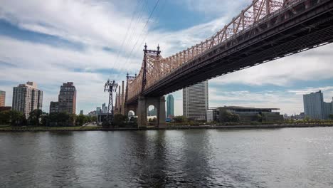 Lapso-De-Tiempo-Del-Día-Del-Río-Este-En-Manhattan-Y-El-Puente-Ed-Koch-Queensboro