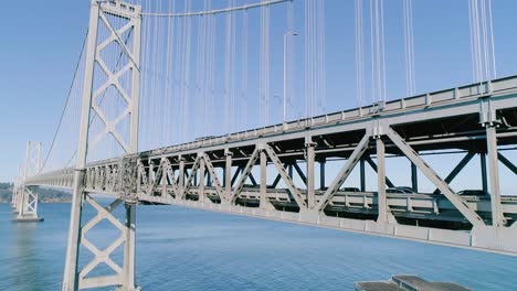 Luftkran-Der-Oakland-Bay-Bridge,-Der-Den-Strömenden-Verkehr-Freigibt