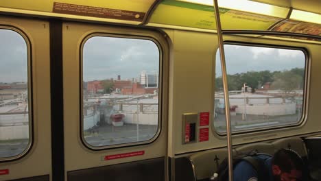 Toma-Panorámica-Del-Interior-De-Un-Vagón-De-Metro-Al-Atardecer.