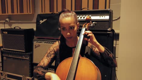 Duo-Spielt-Cello-Und-Klavier-Im-Studio