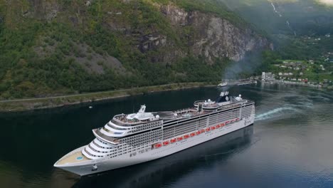 Toma-Panorámica-Hacia-Adelante-Del-Crucero-Msc-Preziosa-Navegando-Por-El-Fiordo-De-Geiranger-En-Noruega