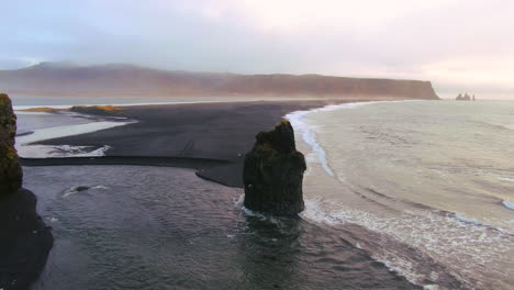 Vista-Panorámica-De-Las-Montañas,-El-Océano-Y-Las-Aves-Revoloteando-En-Un-Día-Nublado-En-Islandia