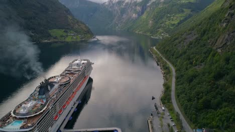 Toma-Aérea-De-Un-Crucero-Zarpando-A-Través-Del-Fiordo-De-Geiranger-En-Noruega