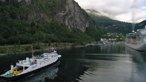 Toma-En-órbita-Trasera-Del-Ferry-Fjord1-Navegando-Por-El-Fiordo-De-Geiranger-Acercándose-Al-Muelle