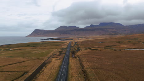 Mountains,-valley-and-coast,-with-roadways-lightly-traveled-in-Iceland