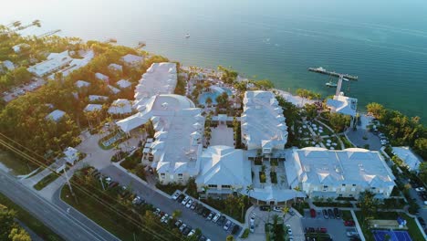 Luftaufnahme-Des-Resorts-Bei-Sonnenuntergang-In-Islamorada,-Florida-Keys