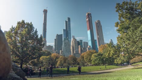 Zeitraffer-Von-Wolkenkratzern-Aus-Dem-Belebten-Central-Park-Im-Herbst