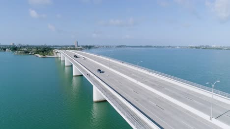 Luftkran-Und-Abwärtsneigung-über-Der-John-Ringling-Causeway-Bridge-In-Sarasota,-Florida