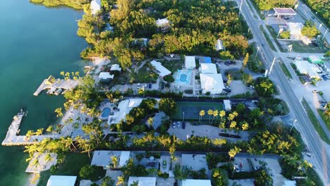 Sobrevuelo-Aéreo-Sobre-Resorts-En-El-Agua-En-Islamorada-Florida-Keys