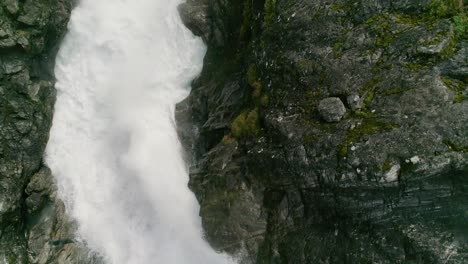 Luftüberflug-Des-Ovstefoss-Wasserfalls,-Der-Am-Letzten-Abstieg-In-Zeitlupe-Endet
