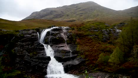 Wasserfälle-In-Den-Bergen-Schottlands