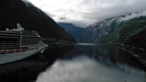 Toma-Frontal-Del-Crucero-Msc-Preziosa-Atracado-En-El-Fiordo-De-Geiranger-En-Noruega