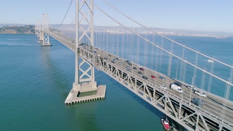 Luftkran-Für-Starken-Verkehr-Auf-Der-Oakland-Bay-Bridge