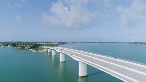 Dolly-Inverso-Aéreo-Junto-Al-Puente-John-Ringling-Causeway-En-Sarasota,-Florida