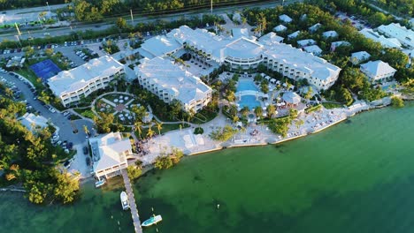 Luftorbit-Enthüllt-Resort-Bei-Sonnenuntergang-In-Islamorada,-Florida-Keys