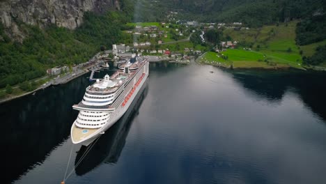 Vordere-Umlaufbahnaufnahme-Des-Kreuzfahrtschiffes-MSC-Preziosa,-Das-Im-Geirangerfjord-In-Norwegen-Anlegt