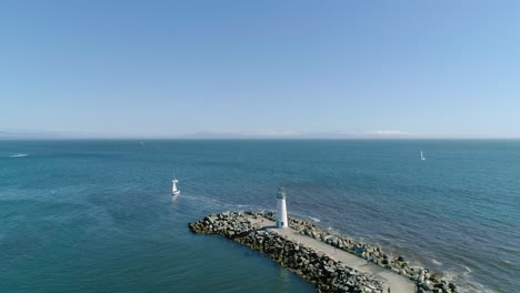 Leuchtturm-Am-Pier-Mit-Vorbeifahrenden-Segelbooten-An-Der-Pazifikküste