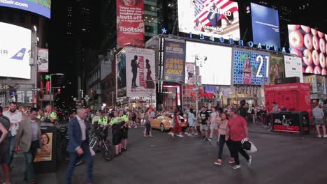 Schwenkaufnahme-Des-Geschäftigen-Times-Square-In-Manhattan-Am-Abend