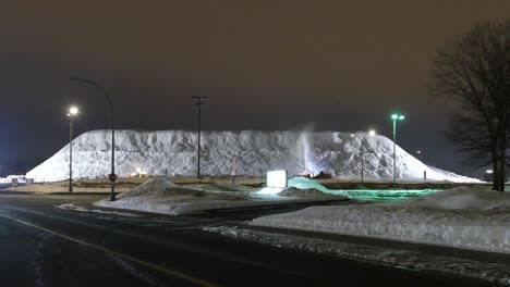 Camiones-Cargados-Con-Carga-De-Nieve,-Fueron-Entregados-Para-Arrojar-Un-Gran-Vertedero-Por-La-Noche