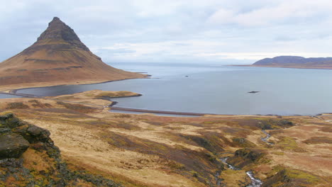 Impresionante-Vista-De-Una-Bahía-Rodeada-De-Espectaculares-Paisajes-Y-Montañas-En-Un-Día-Parcialmente-Nublado-En-La-Montaña-Kirkjufell-De-Islandia-Cerca-De-Grundarfjordour