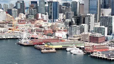Seattle,-Washington-City-Skyline-Und-Uferpromenade-Und-Great-Wheel-Riesenrad---Antenne