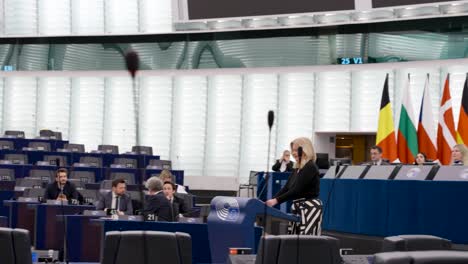 Mujer-Política-Caminando-Hacia-El-Estrado-Para-Pronunciar-Un-Discurso-En-El-Hemiciclo-Del-Parlamento-Europeo-En-Estrasburgo,-Francia