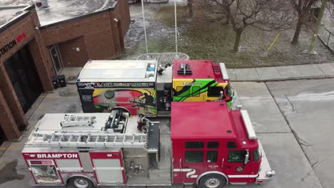 Luftstoßaufnahme-Zum-Bunten-Lastwagen-Der-Feuerwehr-Von-Brampton,-Der-Vor-Dem-Bahnhof-Geparkt-Ist