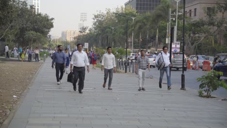 Büroleute,-Die-Nach-Ende-Der-Büroarbeitszeit-Durch-Die-Straßen-Gehen,-Indien