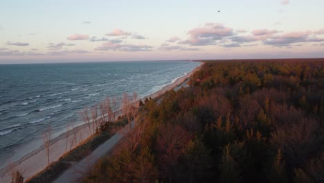 Wunderschöne-Küste-Entlang-Des-Niagra-Glen-Ontario-Bei-Sonnenuntergang,-Während-Der-Vogel-Am-Himmel-Aufsteigt