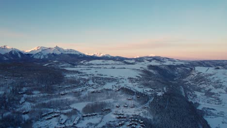 Panning-drone-shot-of-a-colorful-sunrise-over-the-mountains-in-Colorado