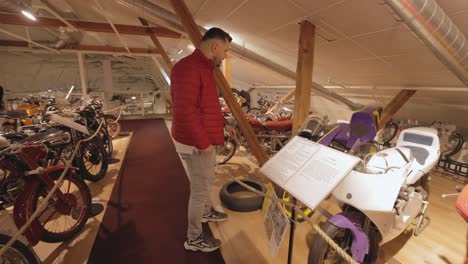 Turista-Tocando-Un-Motor-Viejo-En-La-Colección-De-Vehículos-Dentro-Del-Museo-Del-Motor-De-Motala-En-Suecia