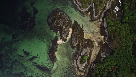 Vogelperspektive-Auf-Kristallklares-Türkisfarbenes-Wasser-In-Einem-See-In-Schottland-4K-Drohne