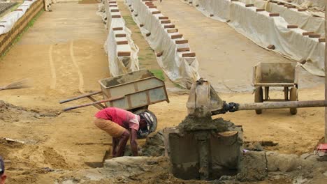 Bangladeschische-Gruppe-Von-Arbeitern-Auf-Dem-Ziegelfeld-Unter-Prekären-Bedingungen,-Arbeitsrechtskonzept