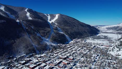 Drone-view-overlooking-the-ski-resort-runs-coming-down-into-Telluride,-CO