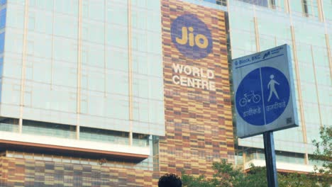 Bauarbeiter-Spricht-Während-Der-Pause-über-Das-Smartphone-Vor-Reliance-Indiens-Größtem-Kongresszentrum-Jio-World-Center-Mit-5G-Netzwerk,-Bandra-Kurla-Complex,-Mumbai