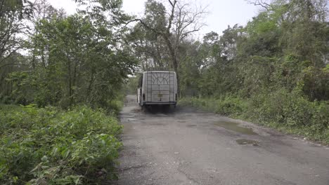 Autobús-Pasando-Por-Un-Camino-Rocoso-En-La-Selva