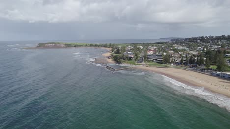 Luftaufnahme-Von-Collaroy-Beach-Und-Collaroy-Rock-Pool-In-Sydney,-New-South-Wales,-Australien-–-Drohnenaufnahme