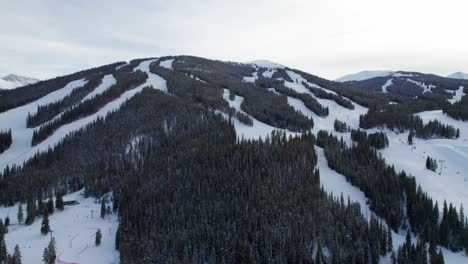 Pistas-De-Esquí-Y-Snowboard-En-La-Ladera-De-Una-Montaña-Nevada-En-Colorado