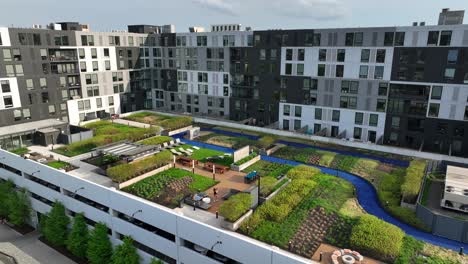 Urban-apartment-complex-with-rooftop-garden,-dog-park,-outdoor-seating-and-futuristic-architecture