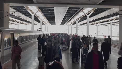 Silhouette-Einer-Passagiermenge,-Die-Aus-Dem-Zug-Aussteigt-Und-Auf-Dem-Bahnsteig-In-Einem-Bahnhof-In-China-Läuft